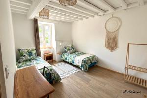 Saint-AppolinaireAU BOL D'AIR的客房设有两张床和窗户。