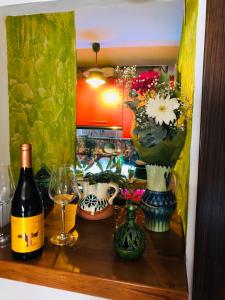 乌贝达La Casa del Alfarero - Premio Andalucia de Artesania的一个带一瓶葡萄酒和花瓶的架子