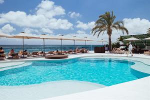 普拉亚登博萨AMA Ibiza的游泳池,有人坐