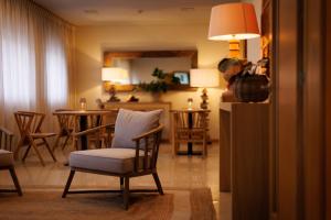 阿马马尔佛尔哥萨多罗酒店的一个人正在拍一张客厅的照片
