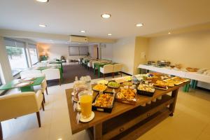 阿马马尔佛尔哥萨多罗酒店的餐厅里一张桌子,上面放着食物和饮料
