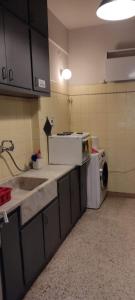 雅典Central Museum Comfort Appartment的厨房配有洗衣机和洗衣机。