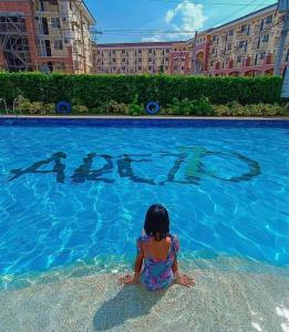 Italian Inspired Condo in Davao by AAG内部或周边的泳池