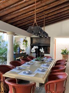 库埃纳瓦卡Casa Don Pancho的一间带长桌和红色椅子的用餐室