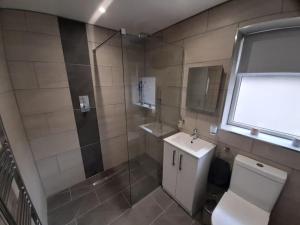 哈罗盖特Home in Harrogate的浴室配有卫生间、淋浴和盥洗盆。