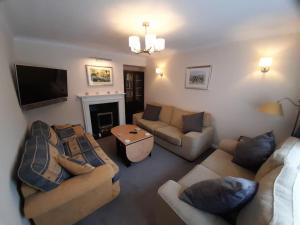 哈罗盖特Home in Harrogate的带沙发、电视和壁炉的客厅