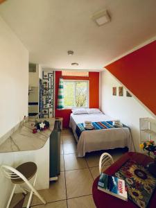 洛佩斯港CASA MOSAICO的一间小卧室,配有一张床和一张桌子及椅子