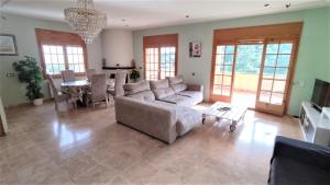 马塔罗Villa Antonia的客厅配有沙发和桌子