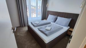特伦钦DOHNANYI Villa by CHORS的一间卧室配有带2个枕头的床
