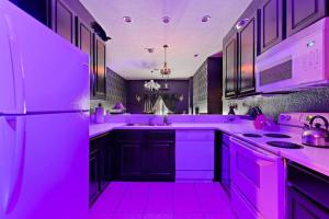 基西米A Spooktacular Haunted Mansion.的配有冰箱和炉灶的紫色厨房