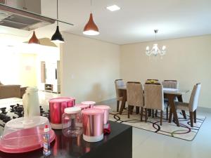 桑塔克鲁茨卡巴利亚Casa de férias do Sonho的带粉红色凳子的厨房和用餐室