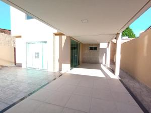 桑塔克鲁茨卡巴利亚Casa de férias do Sonho的一座带大窗户的建筑的空走廊