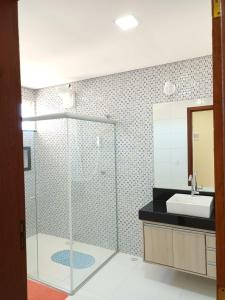 桑塔克鲁茨卡巴利亚Casa de férias do Sonho的一间带玻璃淋浴和水槽的浴室