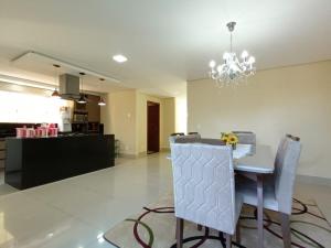 桑塔克鲁茨卡巴利亚Casa de férias do Sonho的用餐室以及带桌椅的厨房。