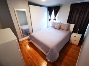 波士顿Location+Comfort+Convenience的一间卧室配有一张大床和镜子