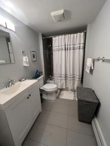 波士顿Location+Comfort+Convenience的白色的浴室设有卫生间和水槽。