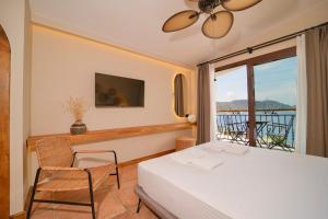 马尔马里斯Naxos Beach Hotel的一间卧室设有一张床和一个阳台