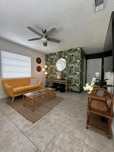 迈阿密Miami's Cozy Tropical Getaway的带沙发和吊扇的客厅