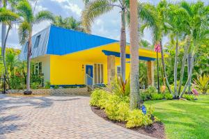 那不勒斯The Rainbow Villa的棕榈树的黄色和蓝色房子