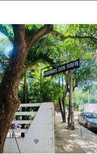 圣玛尔塔Cabañas Don Rafa Santa Marta的公园里一条有长凳的街道标志
