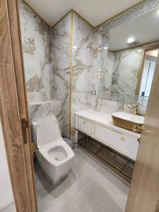 乔木提恩海滩Copacabana jomtien condominium的浴室配有白色卫生间和盥洗盆。