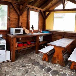 赫维兹Holiday home in Heviz - Balaton 44882的小屋内的厨房配有桌子和微波炉