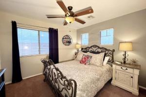 凤凰城La Posada de Lucy, LLC的一间卧室配有一张床和吊扇