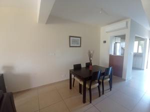 Paphos2 Bedroom Maisonette Mandria Paphos Cyprus的一间带桌椅的用餐室