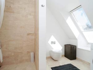 齐斯维勒莱厄Holiday home Tisvildeleje XVII的一间带卫生间和窗户的浴室