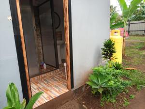 安加罗阿Moehiva Camping Rapa Nui的通往植物之家的敞开的门