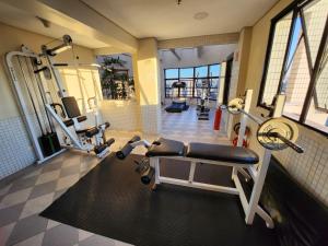 圣保罗Residence Flat 143 em Santana的一间健身房,里面配有数台跑步机和机器