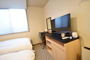 ShimmachidōriK-style Higashihonganji的酒店的客房配有平面电视和床。