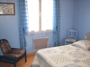 滨海拉特朗什Maison La Tranche-sur-Mer, 4 pièces, 6 personnes - FR-1-22-259的卧室配有床、椅子和窗户。