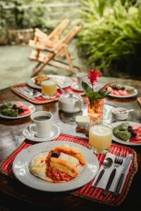 圣特雷莎盖丘亚生态山林小屋的餐桌上放有盘子的桌子