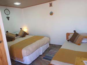 圣佩德罗·德·阿塔卡马Casa Ñawi的一间卧室,配有两张床