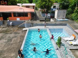 QuillabambaSONCCO LODGE-RESTAURANT的一群人在游泳池玩耍