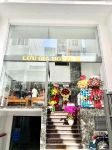 芽庄Luu Gia Hotel的商店前有楼梯和鲜花