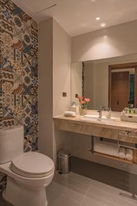 芽庄Seaesta Nha Trang Hotel的一间带卫生间和水槽的浴室