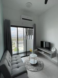 吉隆坡Menjalara Msuite的带沙发和电视的客厅