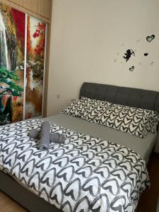 米里Homelite Resort的卧室内的一张床位,配有斑马图案床单