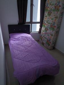 金马仑高原Cold house的窗户客房内的小紫色床
