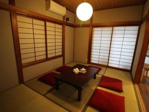 东京HIDAKA STAY VILLA 柴又的小房间设有桌子和一些窗户