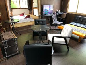 小樽Cool-Cottage Otaru OTAMOI的客厅配有床和桌椅