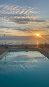 里米尼Hotel Golden的一座享有日落美景的游泳池