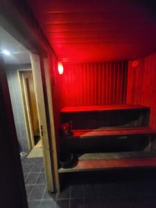 派尔努Ranna Sadama Villa的红色的房间,设有红色的墙壁和长凳