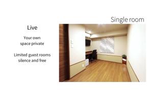 大阪Hotel Meldia Osaka Higobashi的客房享有带书桌和走廊的景致。