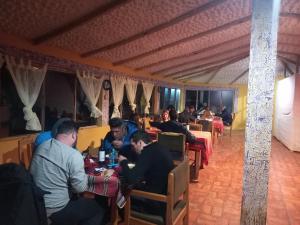 Comunidad YumaniRefugio Ecologico Kalluchi的一群坐在餐厅桌子上的人