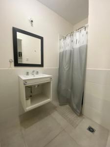 La RinconadaFama Suite YB的白色的浴室设有水槽和镜子