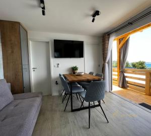 德拉格d-view Premium Mobile Home - panoramic seaview - 150 m from beach, free parking的客厅配有木桌和沙发