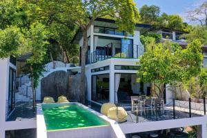 涛岛Pahili Pool Villas - SHA Plus的享有带游泳池的房屋外部景致